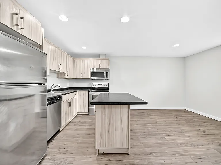 1530 Logan Ave — Photo 2