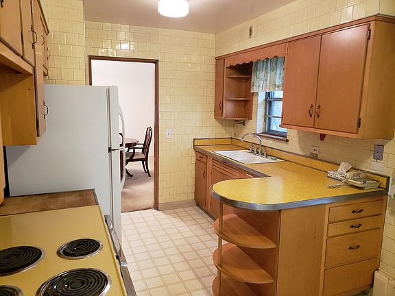 3rd image of 134 W Main St