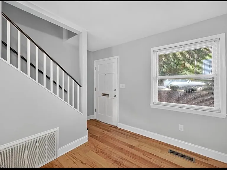 335 Crafton St #3 — Photo 4