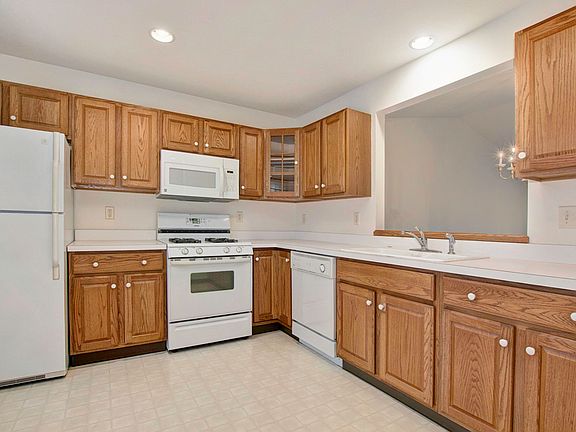 5th image of 1490 Castlemaine Dr