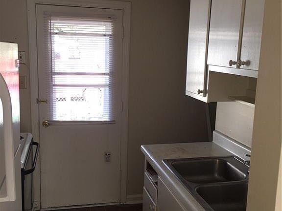 4th image of 3410 Summit Ave