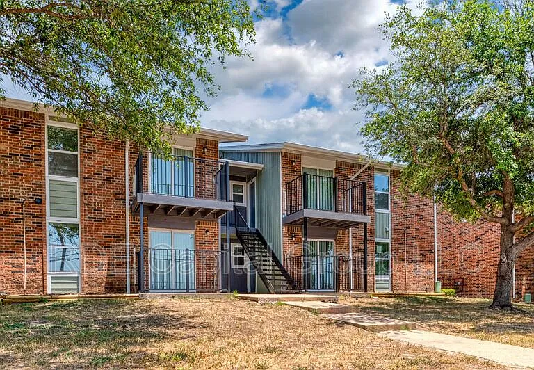 8045 W Elizabeth Ln #223 — Photo 1