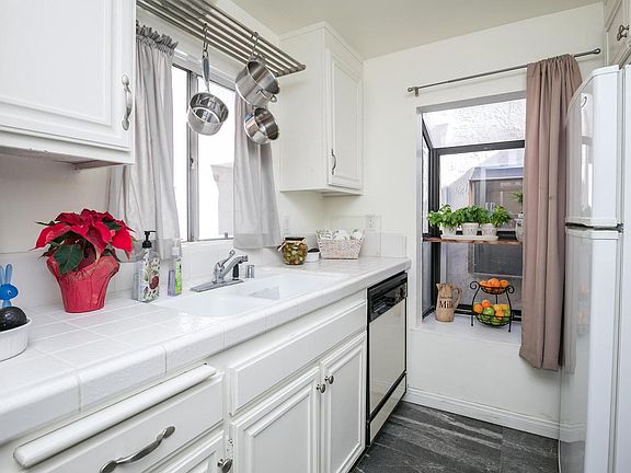 5th image of 18411 Hatteras St Unit 246