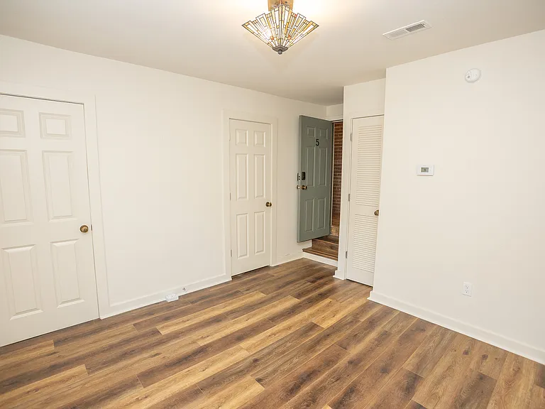1122 E McCarty St — Photo 6