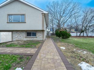 585 Cross St, Westbury, NY 11590