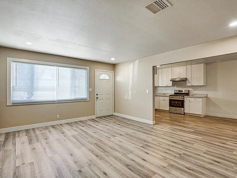 452 Wilshire Ave — Photo 4