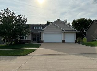 2922 Diamondhead Rd, Hiawatha, IA 52233