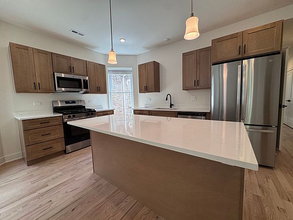 2nd image of 3023 W Ainslie St #1