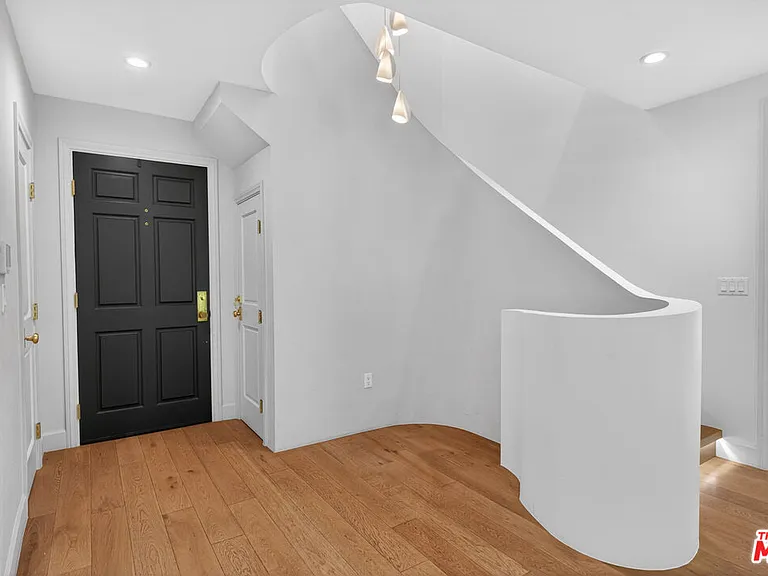 462 Warner Ave — Photo 8