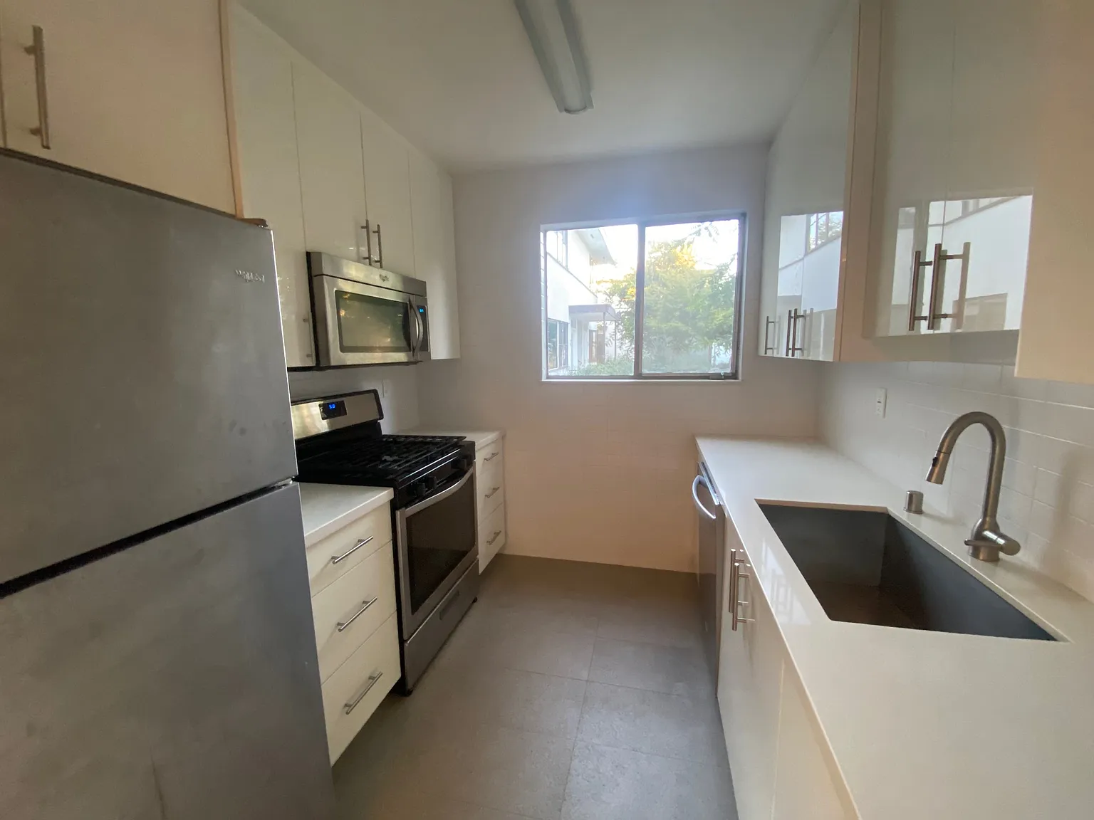 2 bed, 975 sqft, $3,295 — Photo 4