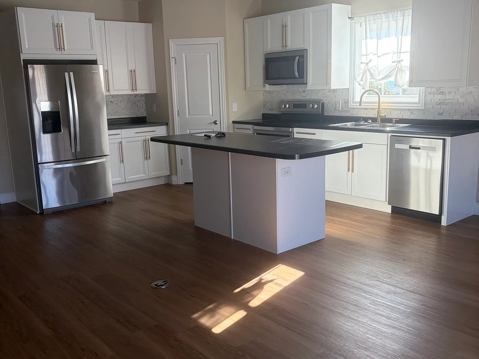 3 bed, 2027 sqft, $2,200 — Photo 3