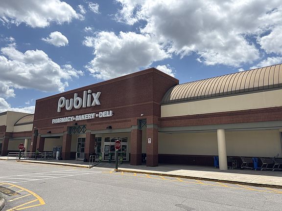 5 minute walk to Publix grocery store