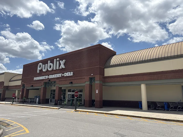 5 minute walk to Publix grocery store