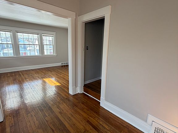 5th image of 1345 Phelps Ave #1