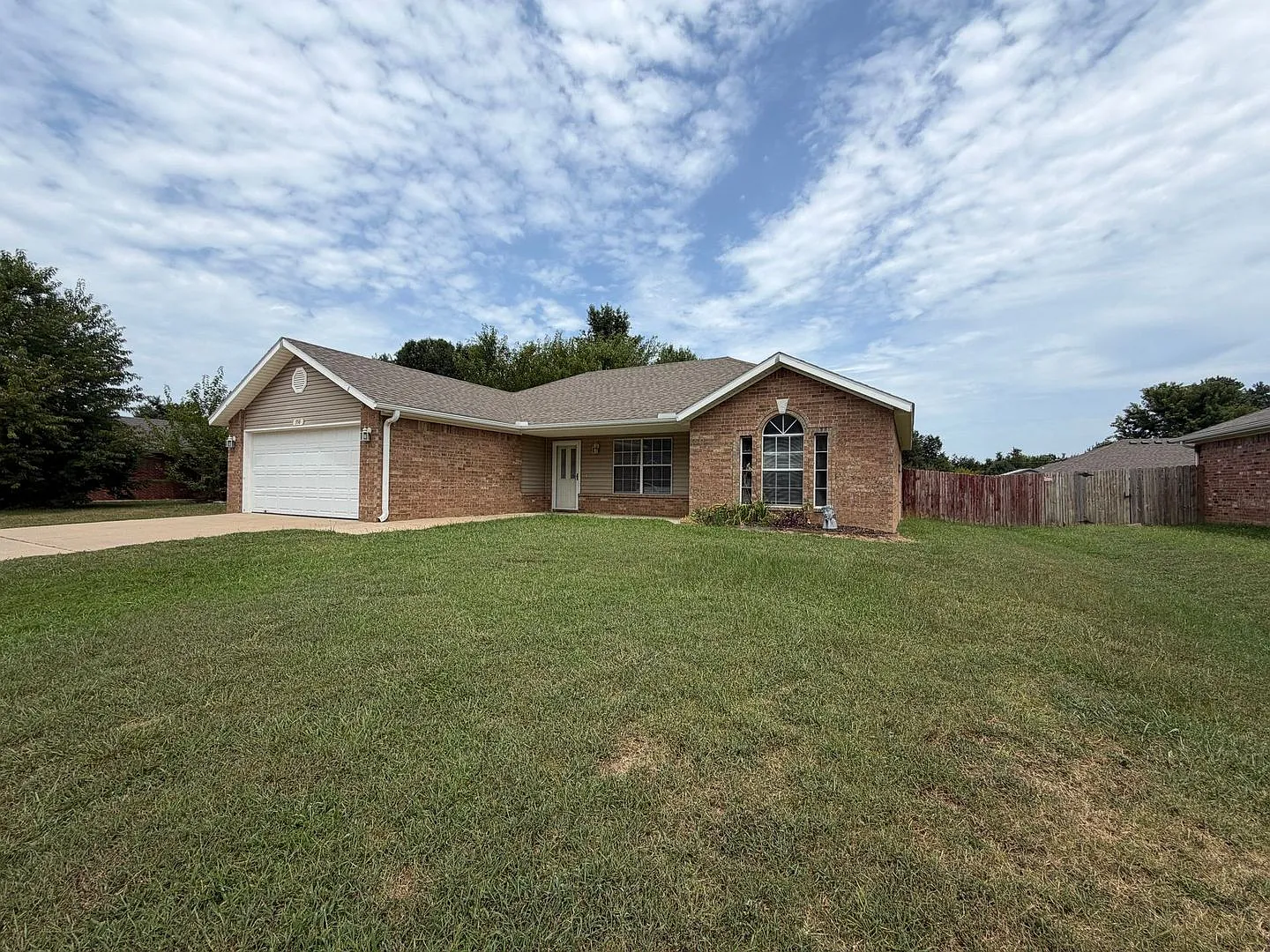 550 Walker Street — Photo 1