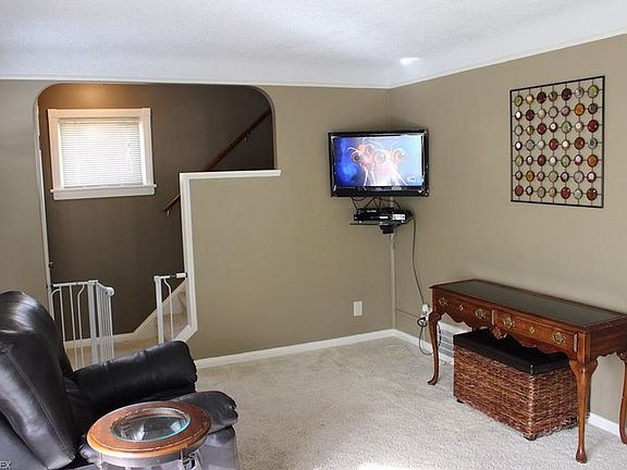 3rd image of 12821 Thraves Ave