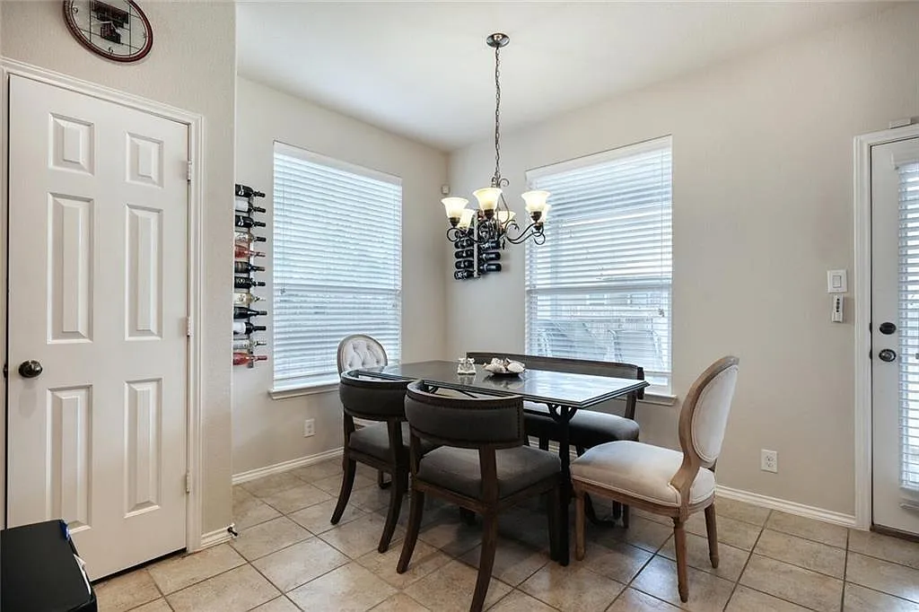 3 bed, 2.5 bath, 1928 sqft, $2,300 — Photo 4