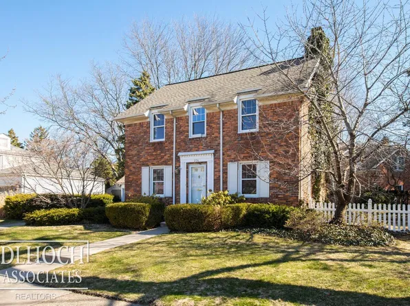 274 McMillan Rd, Grosse Pointe Farms, MI 48236