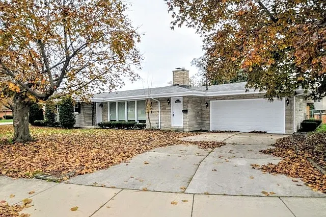 1007 E 153rd Pl photo 1