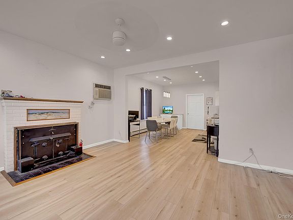 5th image of 339 W Fulton Street