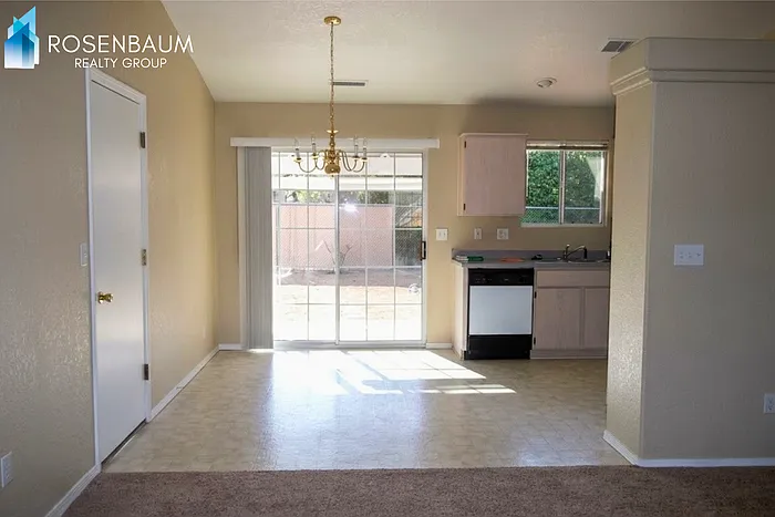 3912 N Taylor Dr — Photo 3