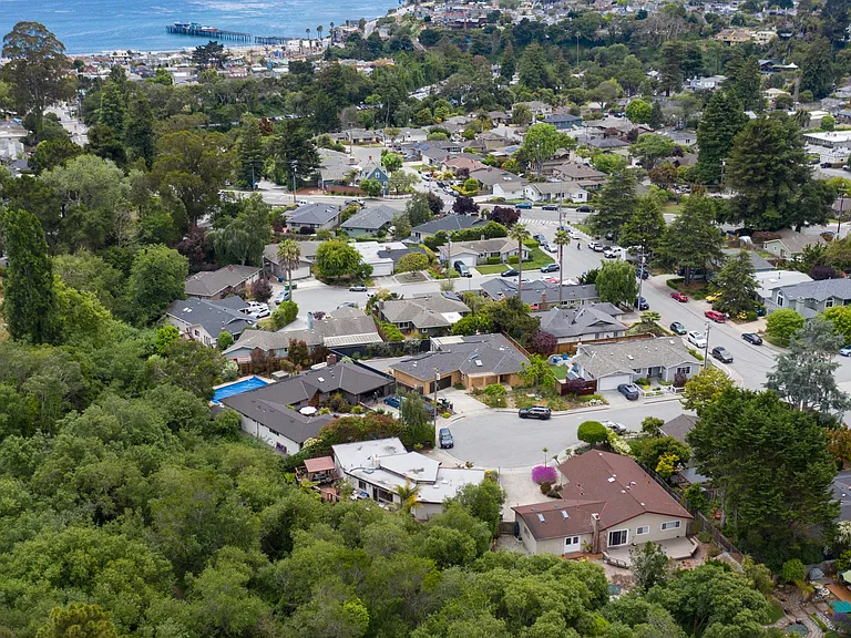 310 Alma Ln — Photo 2