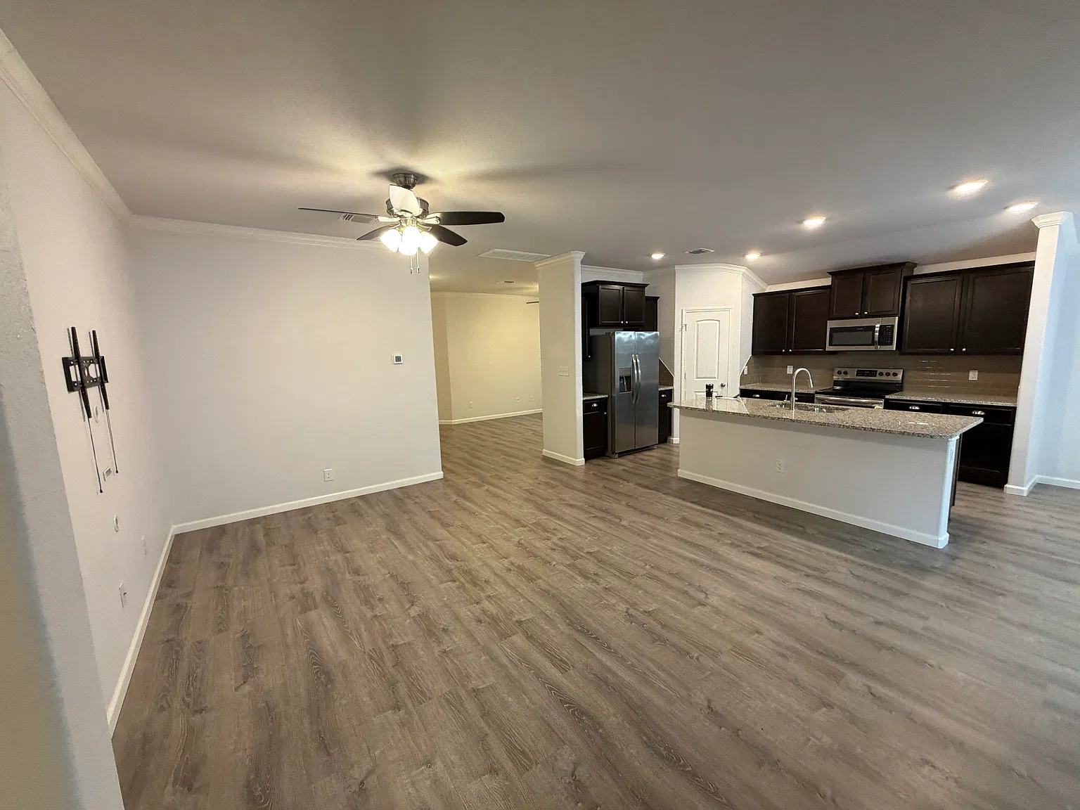 4 bed, 1950 sqft, $1,950 — Photo 2
