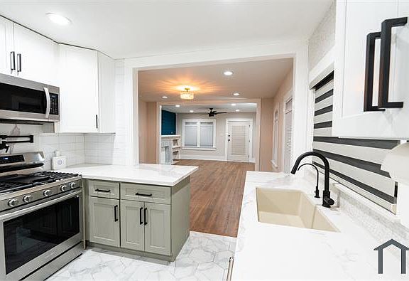 2nd image of 5604 S Manhattan Pl
