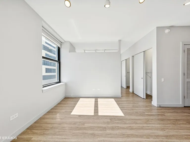 330 S. Wells St — Photo 59