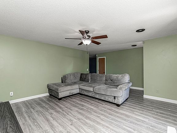 4th image of 403 Shetland Cir