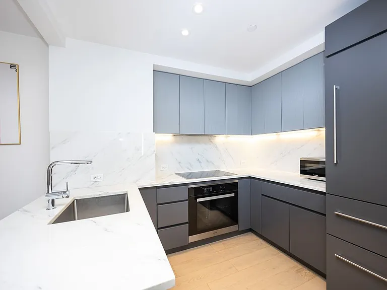 300 W 30th St #4D — Photo 10