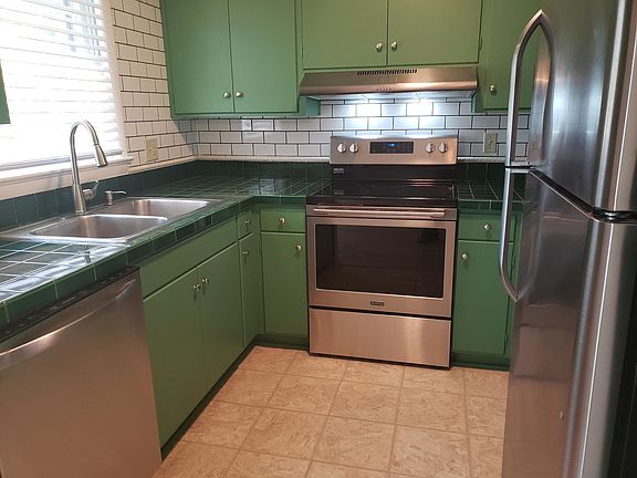 4th image of 136 Berkeley Ln