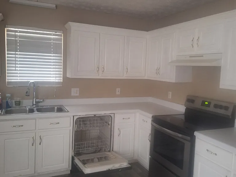 1190 Fairview Dr — Photo 2