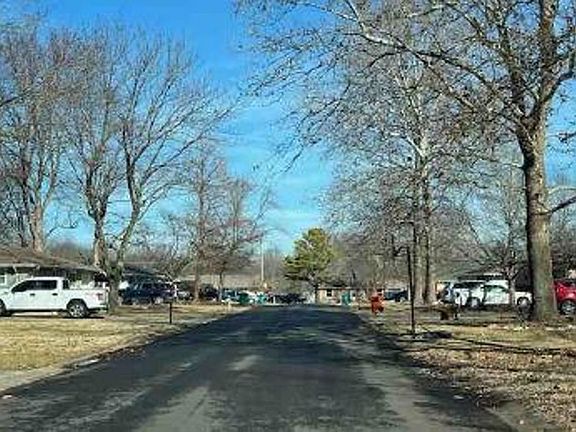 Exterior Neighborhood (street photo)
