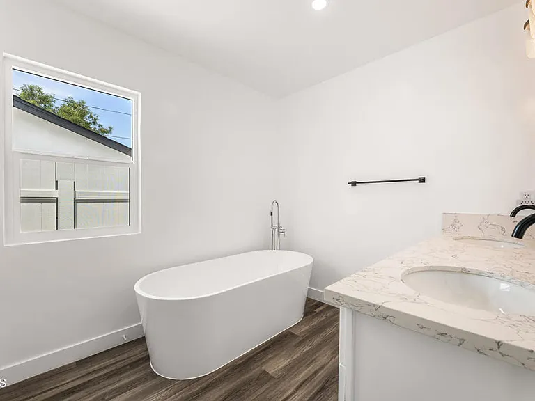 7637 Radford Ave — Photo 17