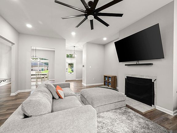 5th image of 23883 Springhill Dr