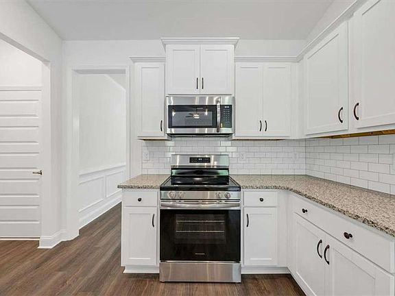 4th image of 305 Angela Ave
