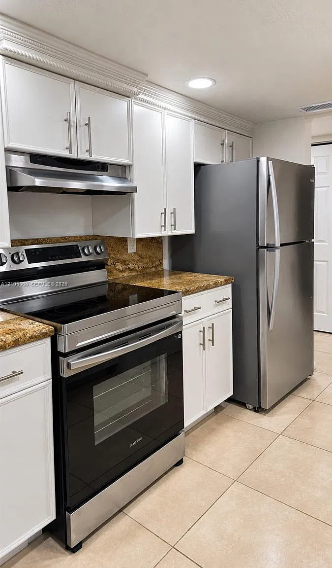 Lago West Condominium — Photo 2