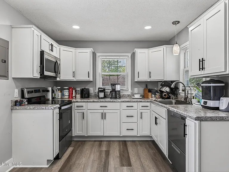 403 Sherwood Rd — Photo 10
