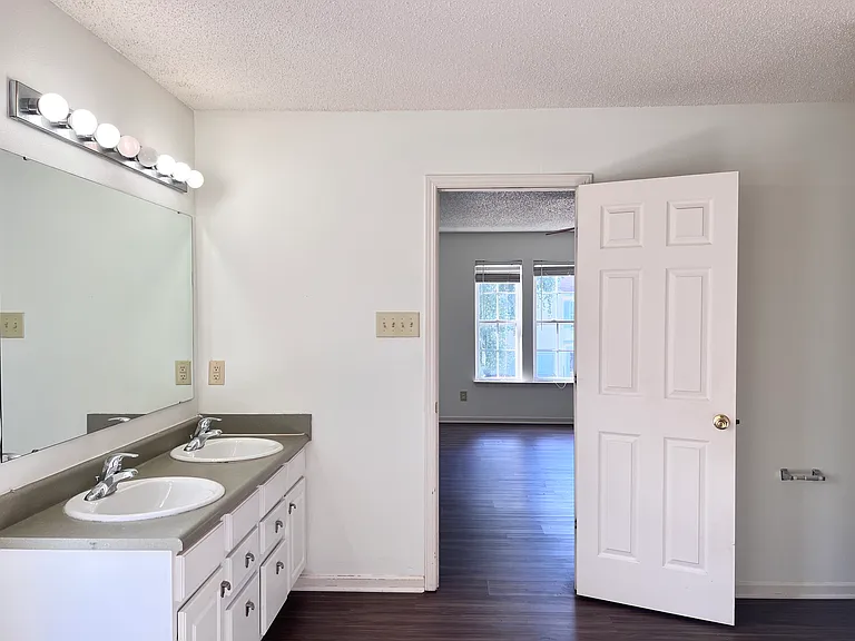 10400 Hickory Hill Dr — Photo 19