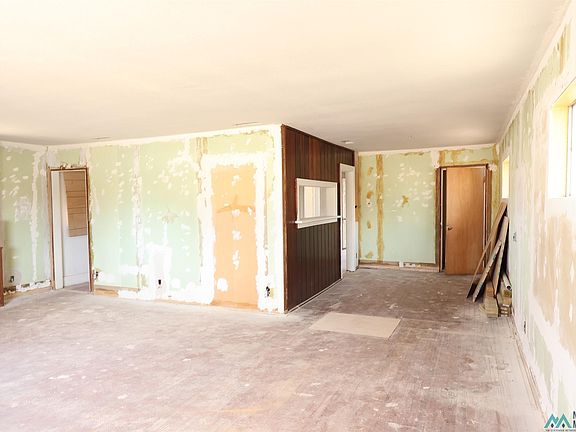 3rd image of 608 W Alameda St