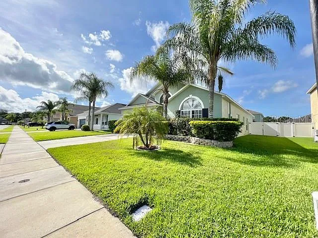 4 bed, 2.0 bath, 1955 sqft, $2,595 — Photo 4