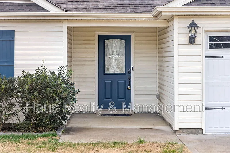 3 bed, 2.0 bath, 1274 sqft, $1,700 — Photo 3