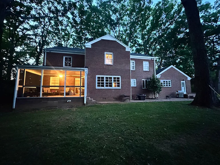 906 Crescent Cir — Photo 13