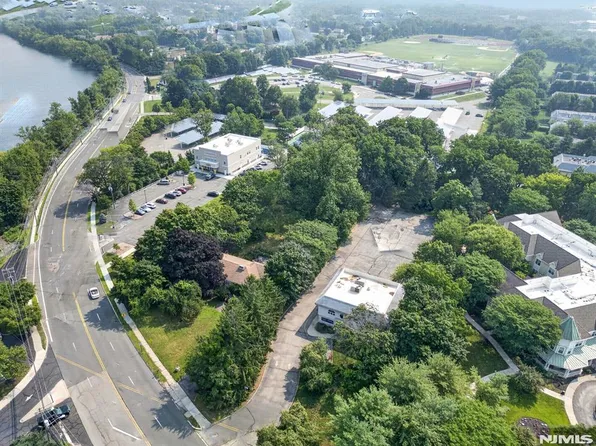214 Berdan Ave, Wayne, NJ 07470