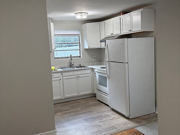 3rd image of 3208 Capitol Dr