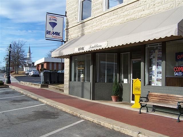 2nd image of 305 Thomaston St