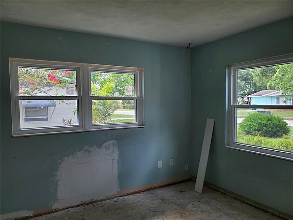 5th image of 135 E Hoffman St