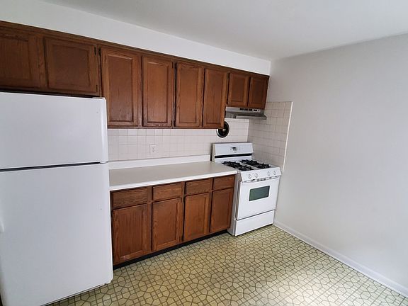 4th image of 4849 Elm St #B