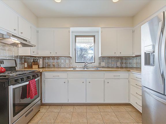 4th image of 918 Arnold St